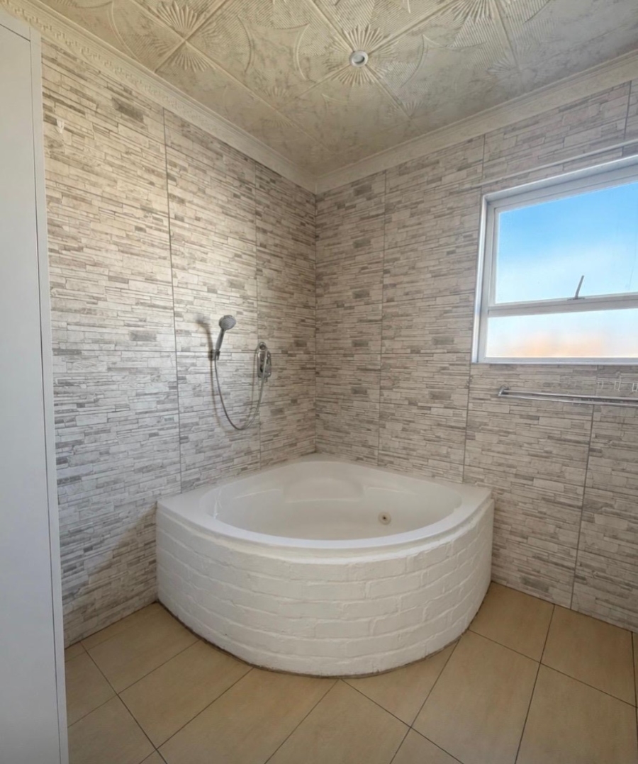 5 Bedroom Property for Sale in Colorado Park Western Cape
